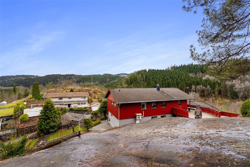 Oversikt over eiendommen og nærområdet. Her er bilde tatt fra friområdet.
