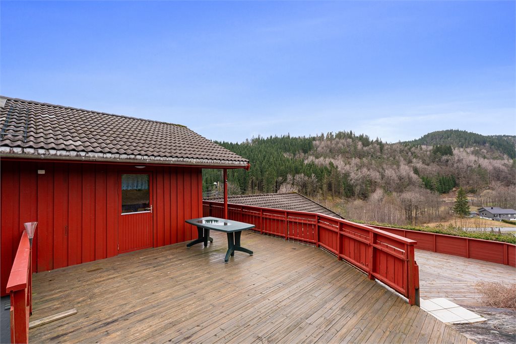 Stor terrasse med plass til flere sittegrupper
