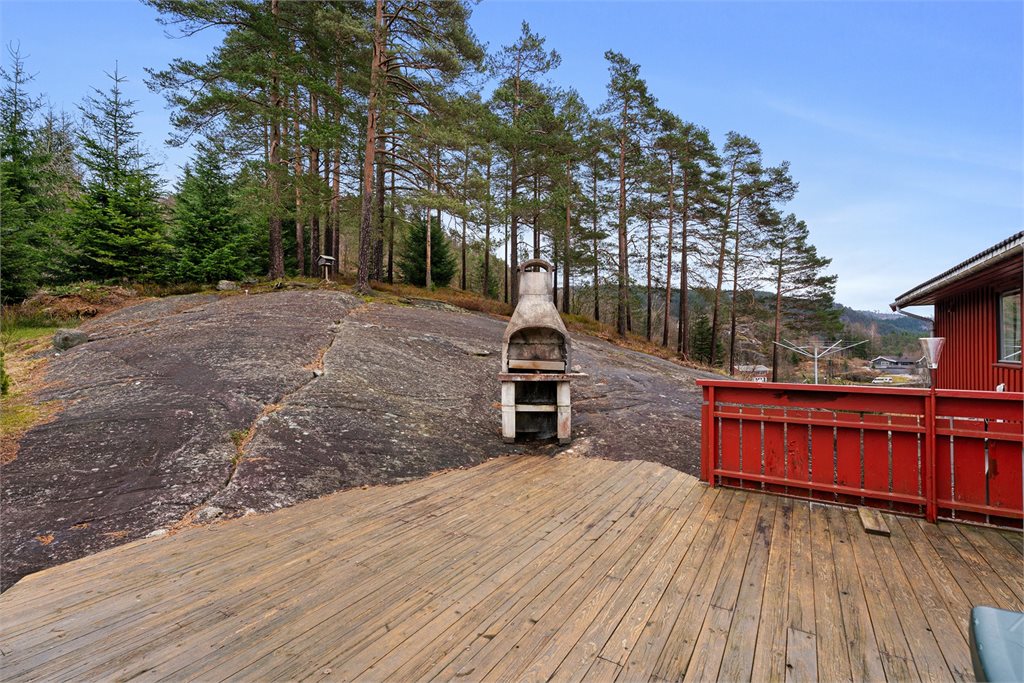 Uteplass med peis/grill og naturlige omgivelser
