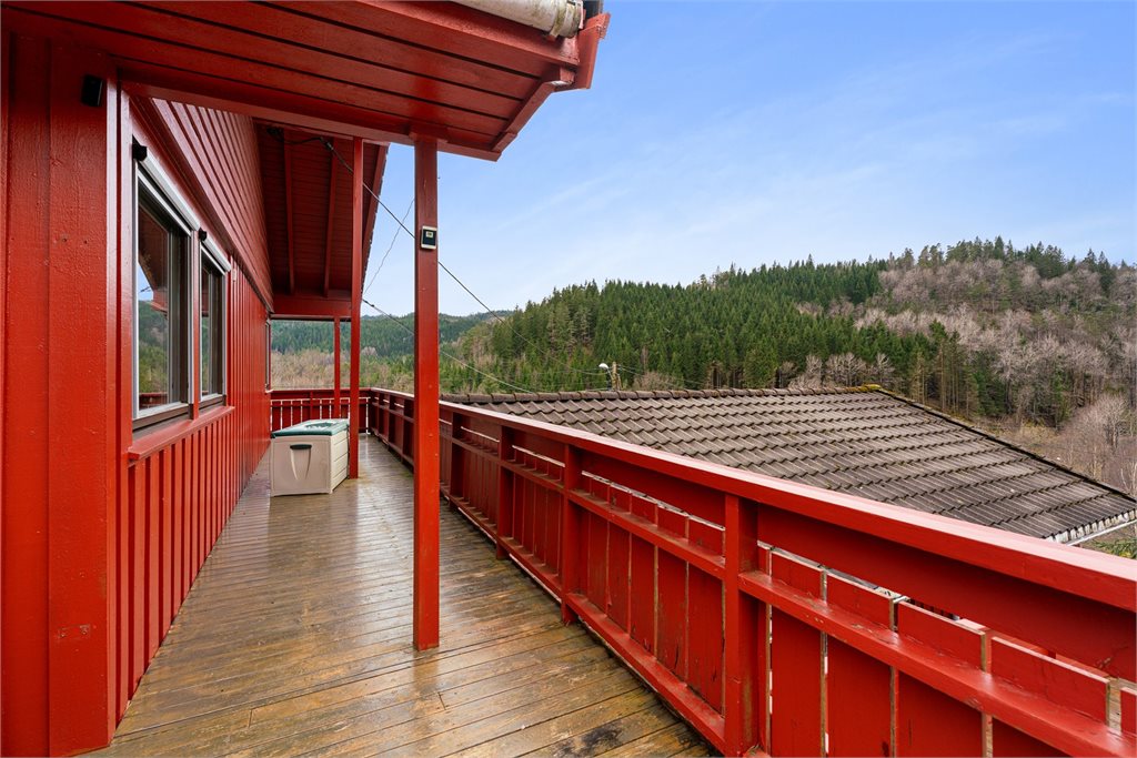 Overbygd terrasse langs fasaden
