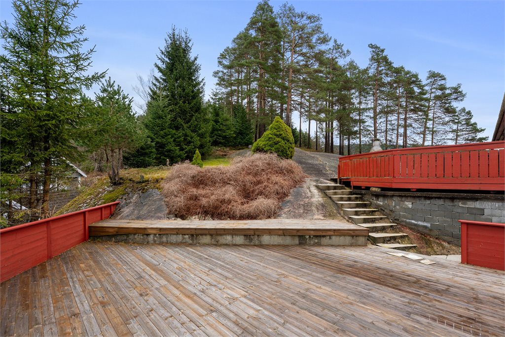 Romslig uteområde med nivåforskjeller og naturtomt

