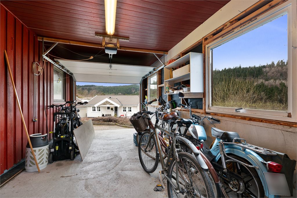 Garasje med enkel adkomst og lagringsmuligheter
