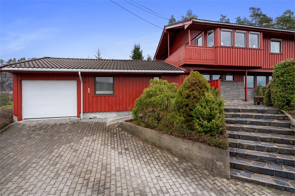 Steinlagt tun. Grasje 2 med verkstedrom/bodplass