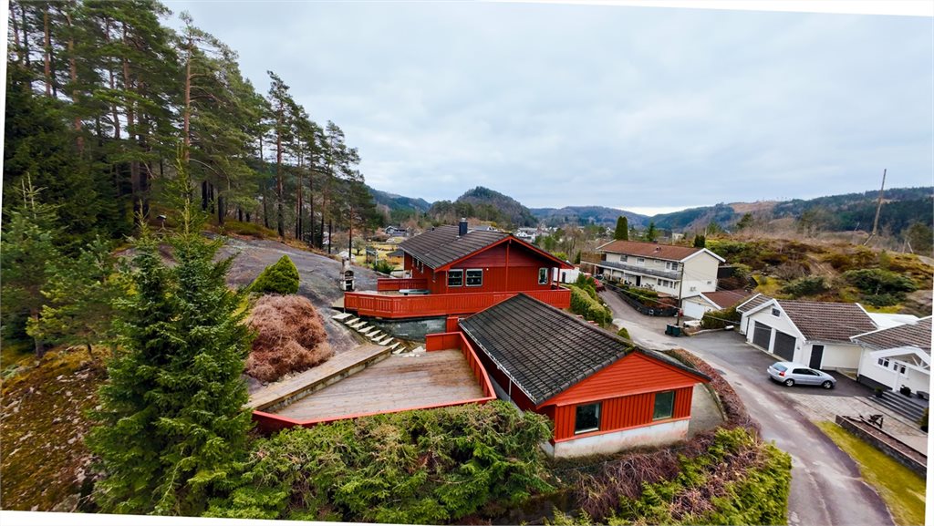 Bilde fra vest viser uteplasser og garasdje/verkstedbygg 1