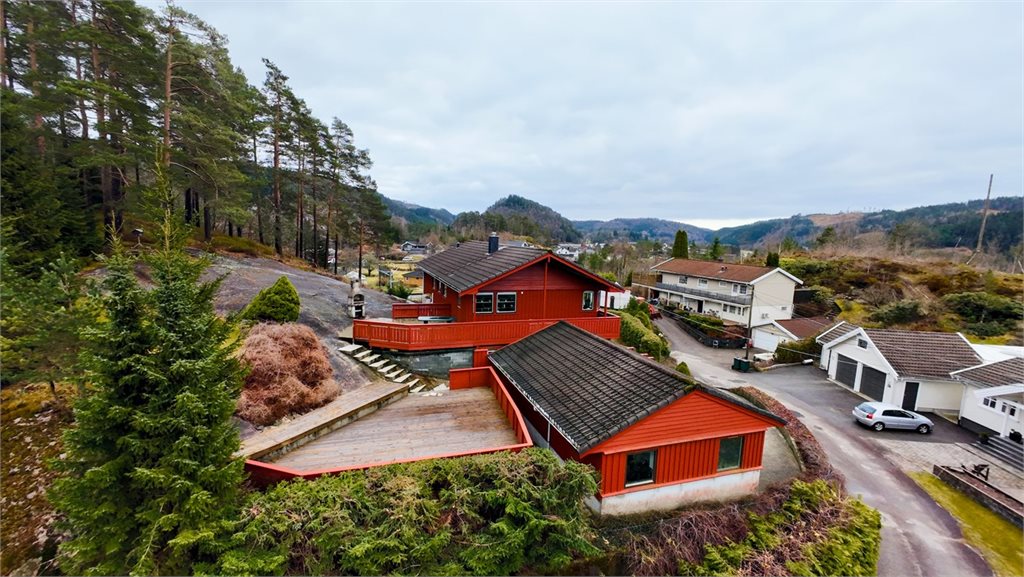 Bilde fra vest viser uteplasser og garasdje/verkstedbygg 1