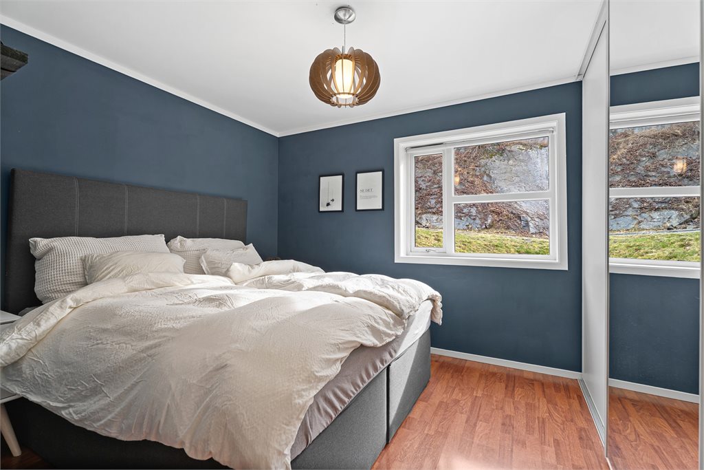 Hovedsoverom med praktisk skyvedørsgarderobe