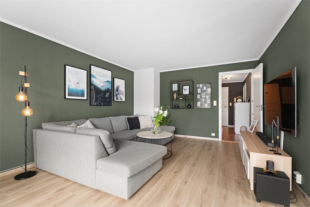 Praktisk og innbydende stue med åpen løsning