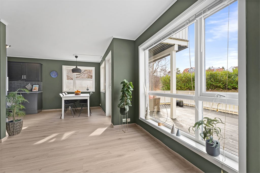 Åpen og luftig løsning mellom stue og kjøkken