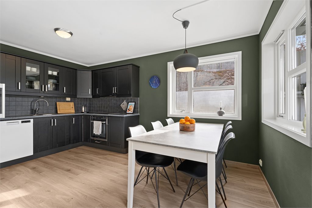 Romslig kjøkken med god plass til spisebord