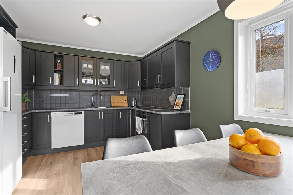 Praktisk kjøkkenløsning med rikelig skapplass