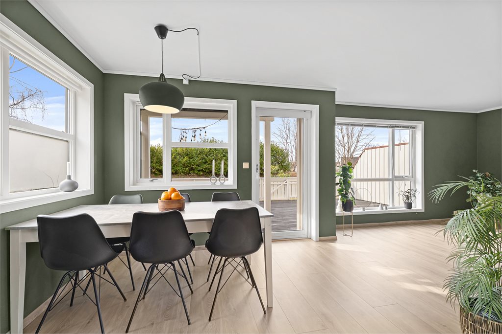 Trivelig spiseområde med store vindusflater