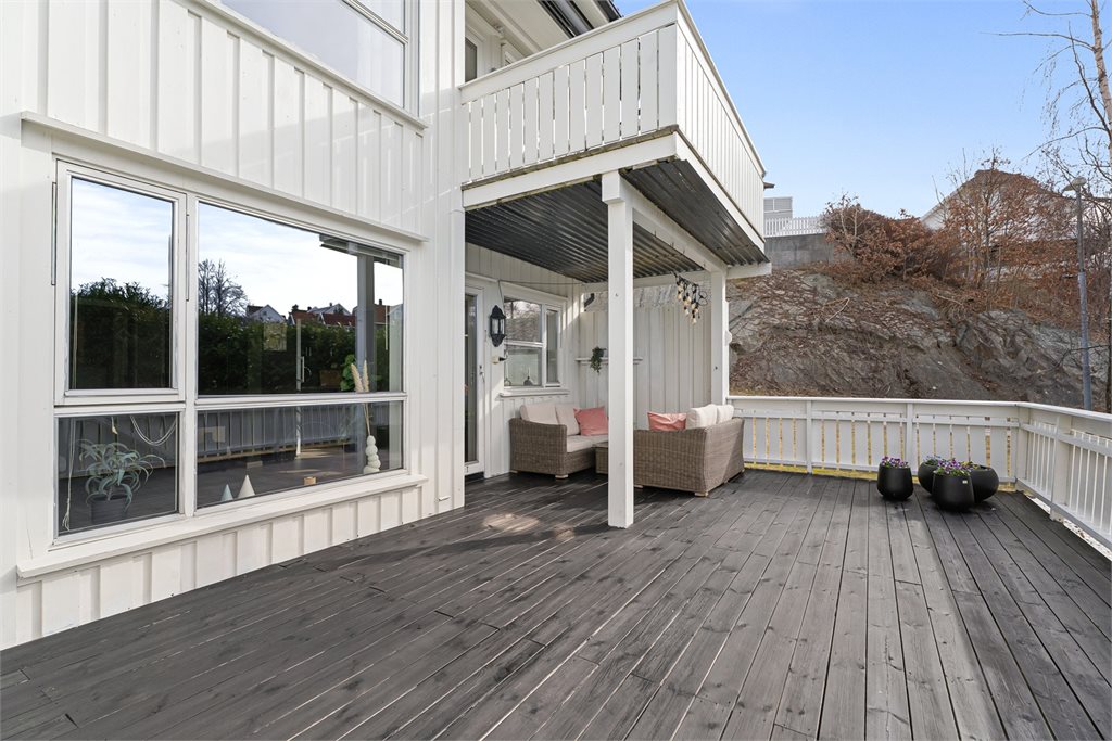 Stor terrasse med gode solforhold