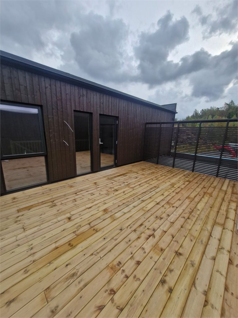 Sol, stil og utsikt! Nydelig leilighet over to plan under bygging- garasjeplass. God leveranse. Leilighet 206 pris kr 4.998.000,-
