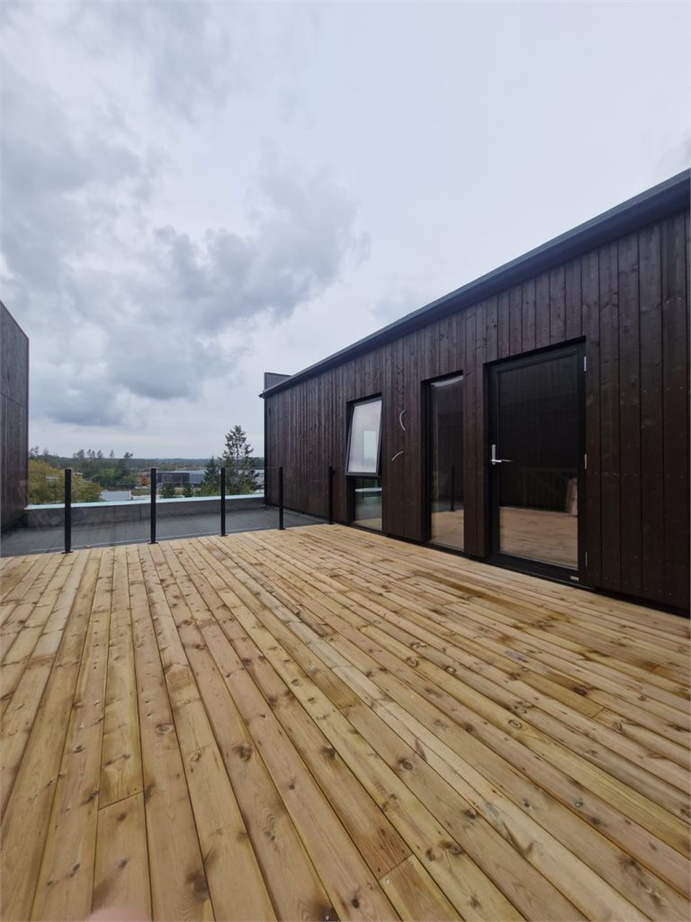 Herlig solrik takterrasse med utgang fra stuen og kjøkken. Leilighet 206, ledig for overtagelse