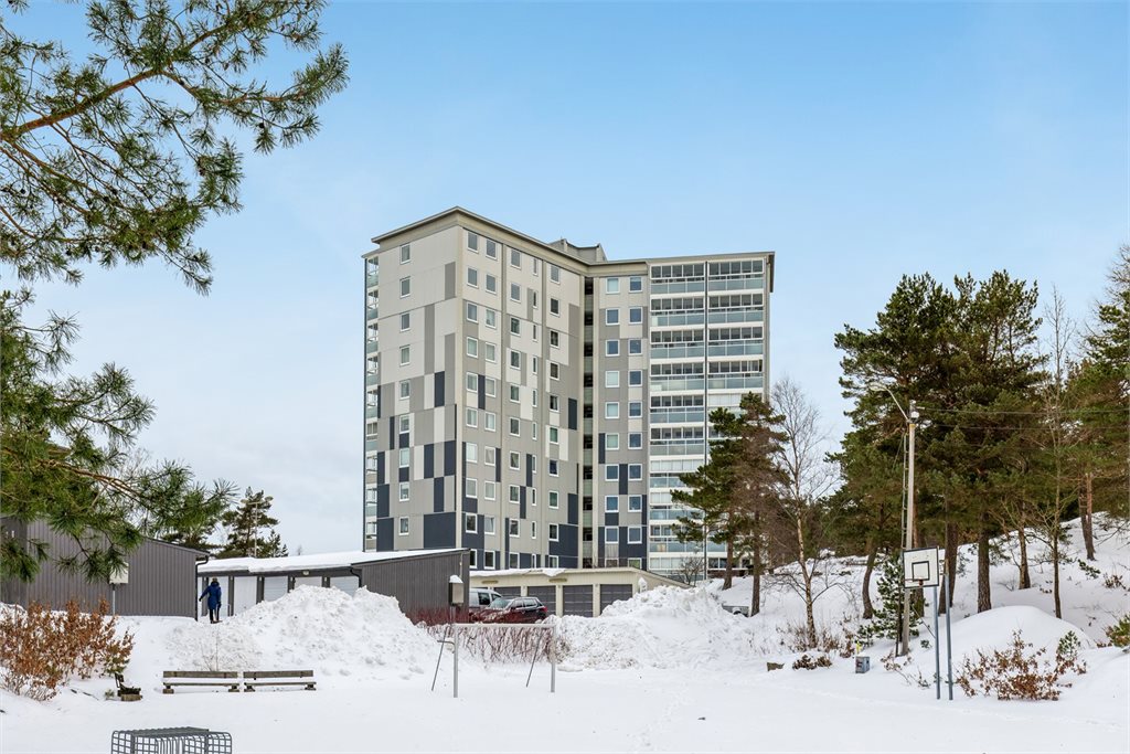 Leiligheten ligger flott til i byggets 8.etasje og byr på en flott utsikt over nærområdet. 