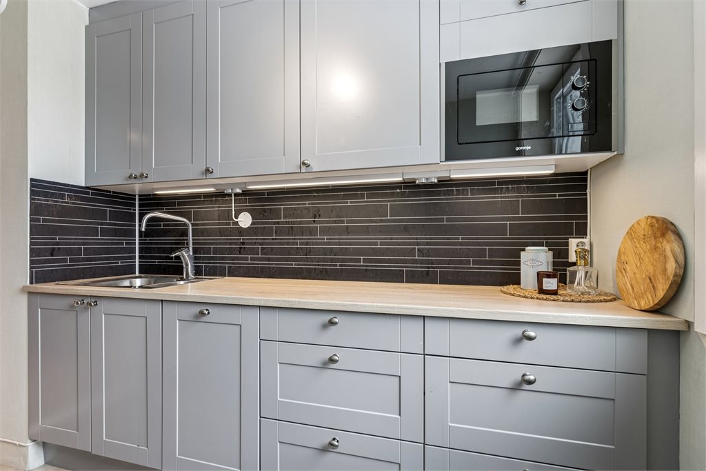 Det er integrerte hvitevarer som micro, stekeovn, platetopp og oppvaskmaskin. 