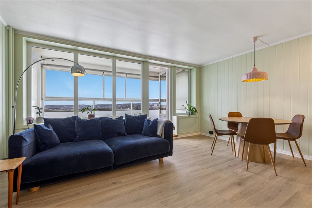 Fra stuen er det utgang til innglasset balkong.