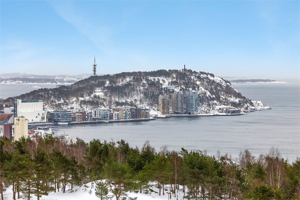 I nærområdet finner du også Grim Torv med dagligvarebutikk (Meny med post i butikk), frisør, apotek, Grim bakeri, sykkelbutikk, gatekjøkken og pizzabakeri.