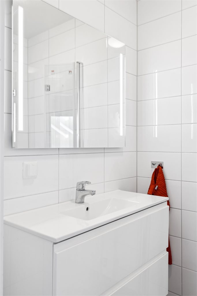 Bad med dusjløsning, servant og toalett – praktisk plassert i 2. etasje.