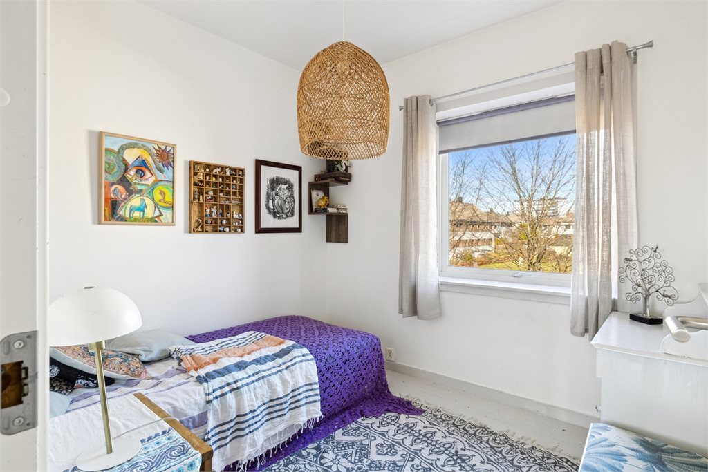 Lyse og lune rom med stille beliggenhet inn mot boligområdet.