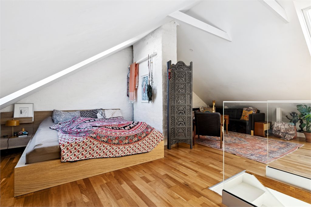Romslig loftstue på ca. 23 m² – ideell som TV-stue, lekerom eller hjemmekontor. Skråtak og ikke søkt godkjent til varig opphold. 