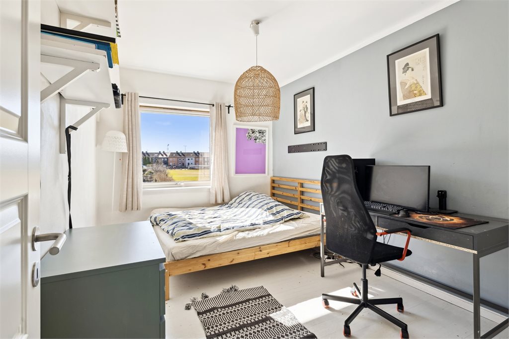 Hovedsoverom med god plass til dobbeltseng og skrivepult med mer. 