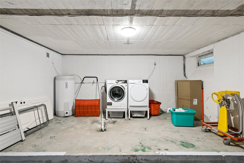 Praktisk vaskerom og bod i kjeller.