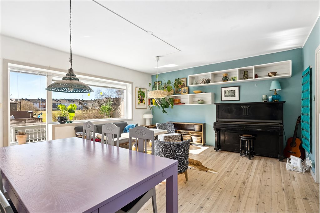 Fra stue er det direkte utgang til solrik terrasse – perfekt på gode sommerdager.