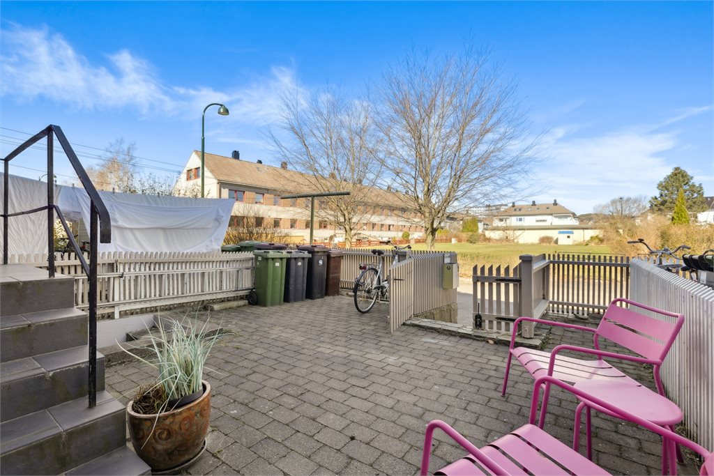 Gårdsplass med belegningsstein gir et ryddig og velholdt inngangsparti.