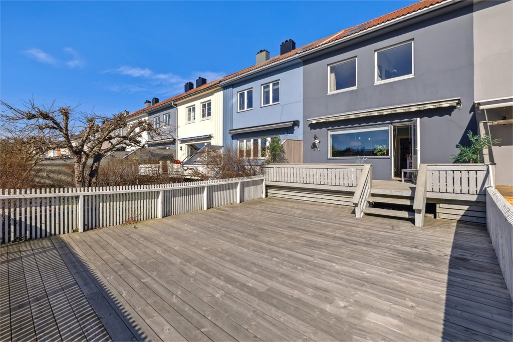 Lettstelt og solrik tomt med romslig treterrasse – perfekt for sommerdager!