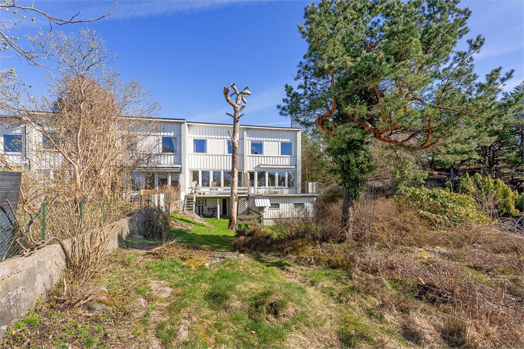 Boligens bakside med grønt og naturskjønne omgivelser