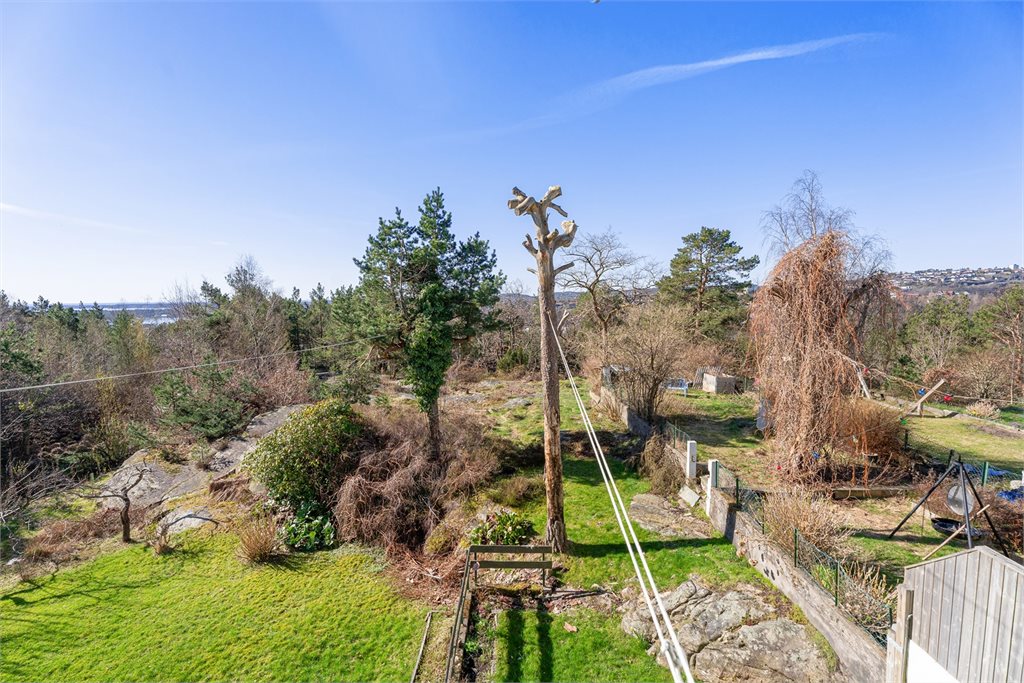 Grønt og usjenert uteomra°de med flott utsyn og gode solforhold