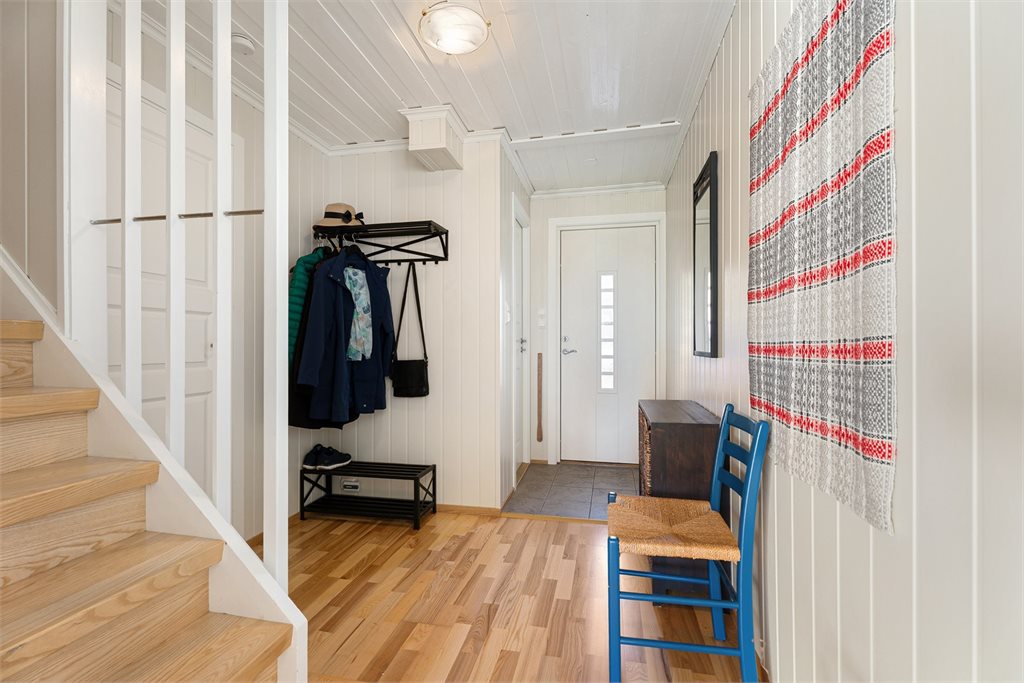 Innbydende entre´ med trapp og god plass til yttertøy