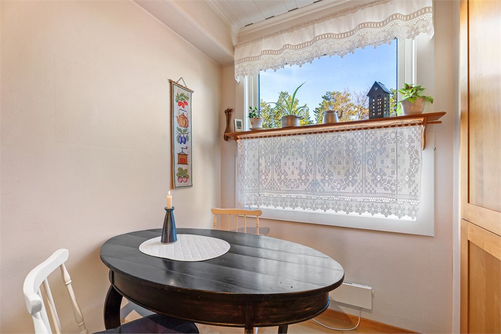 Koselig spiseplass ved vindu med godt dagslys