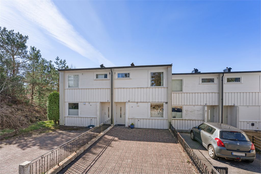 Pent inngangsparti med tilhørende biloppstillingsplass