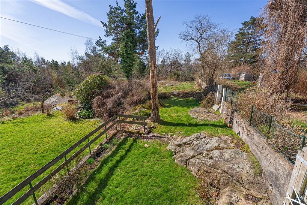 Pent opparbeidet hage med grøntareal og naturskjønne omgivelser