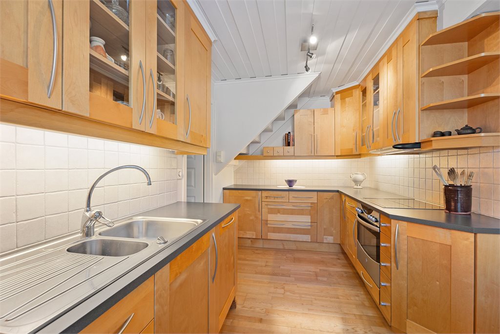 Romslig kjøkken med god benkeplass, rikelig skapplass og praktisk planløsning