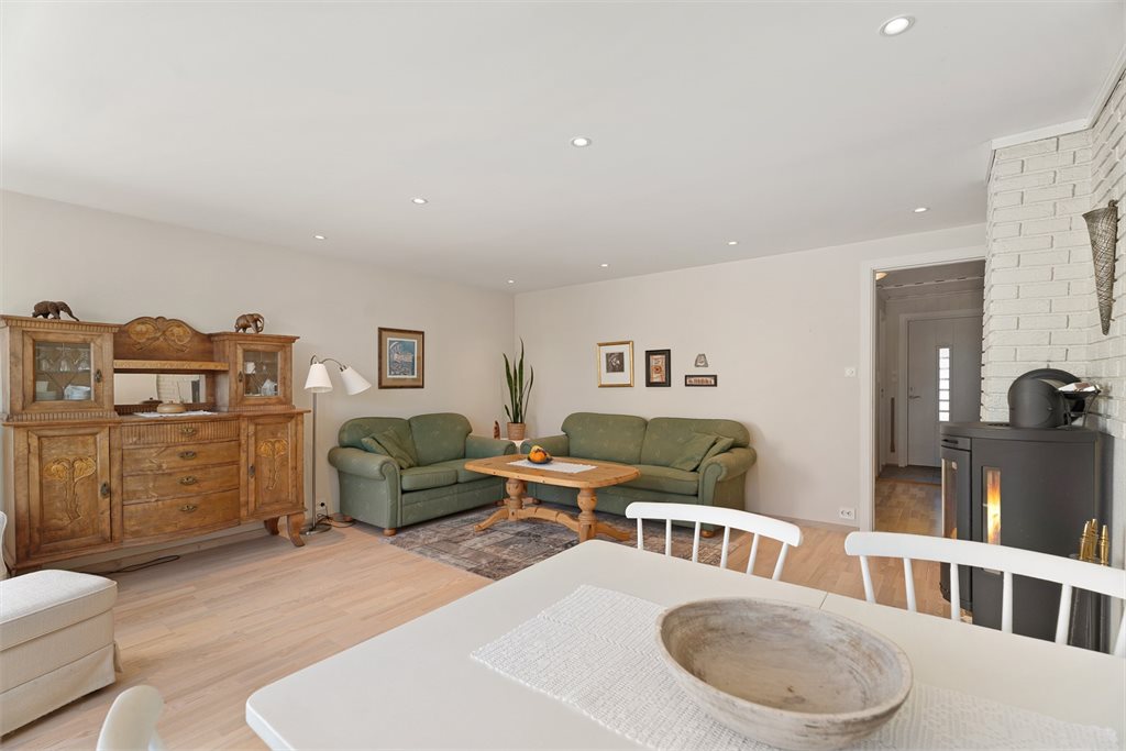 Romslig oppholdsrom med vedovn, gode møbleringssoner og behagelig atmosfære