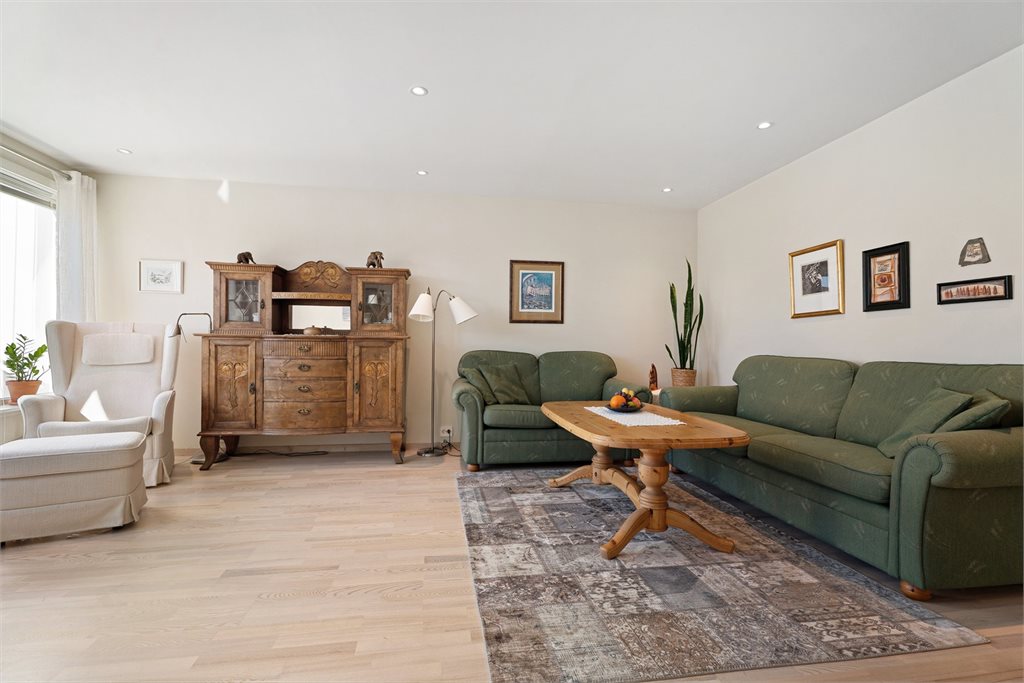 Romslig stue med gode møbleringsmuligheter og behagelig atmosfære