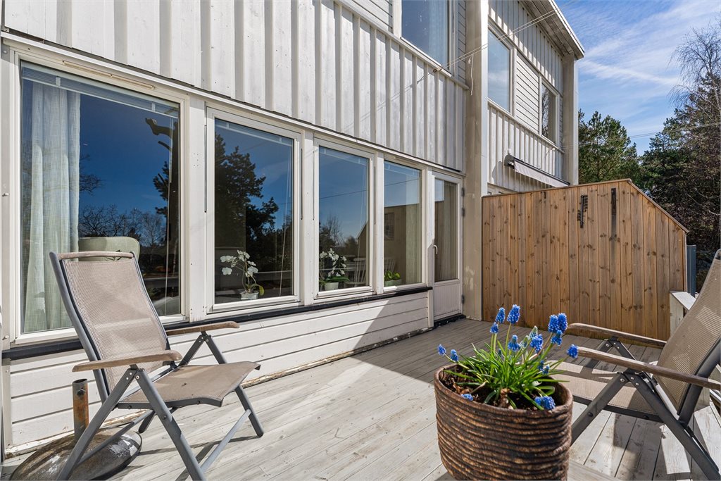 Skjermet uteplass med god plass til utemøbler og solrike forhold