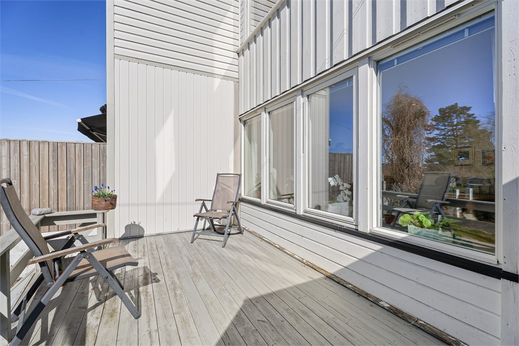 Solrik og lun terrasse med god plass til sittegruppe