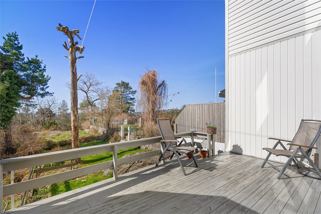 Solrik veranda med god plass til utemøbler og hyggelig utsyn