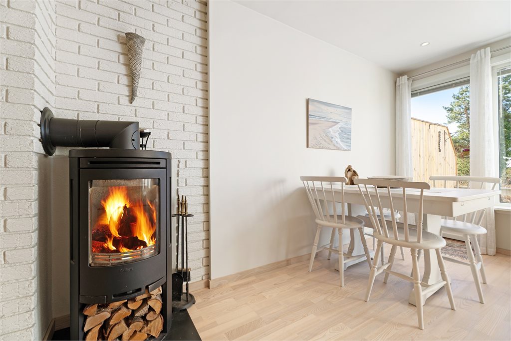 Spiseplass i stue med vedovn som gir lun stemning og god varme