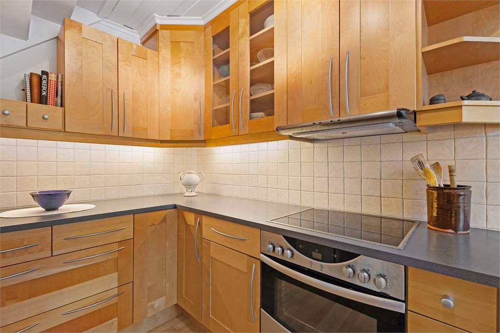 Stilrent kjøkken med integrerte hvitevarer og god arbeidsflate