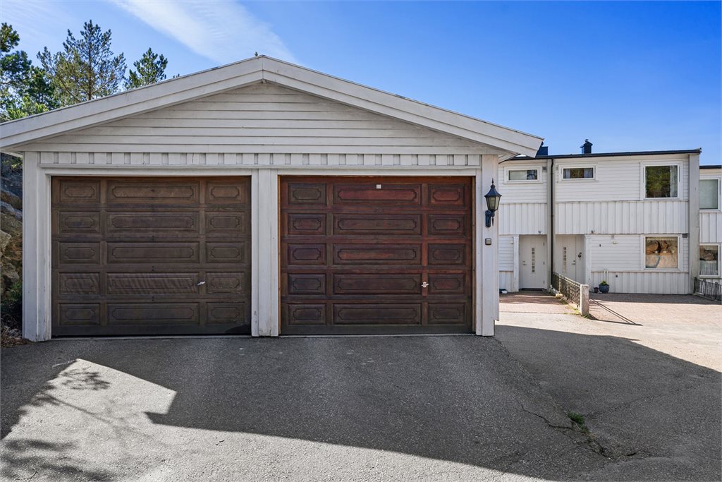 Tilhørende garasje med enkel adkomst- Venstre port! 