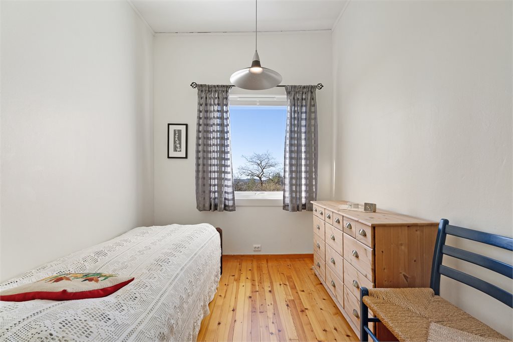 Trivelig soverom med tregulv, god plass til møbler og vindu med utsikt