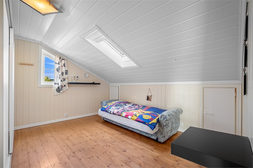 Soverom 2 har god størrelse og er utstyrt med integrert skyvedørsgarderobe.