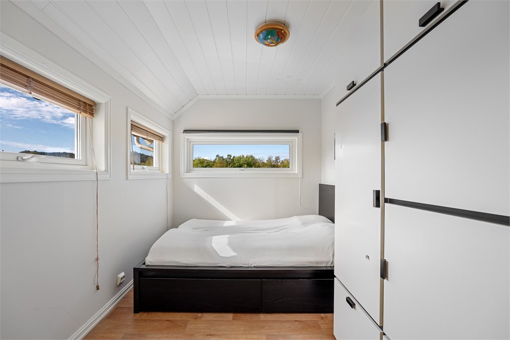 Soverom 1 med integrerte garderobeskap.