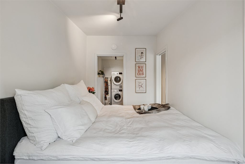 Innenfor soverommet er det vaskerom - dette benyttes også til oppbevaring.