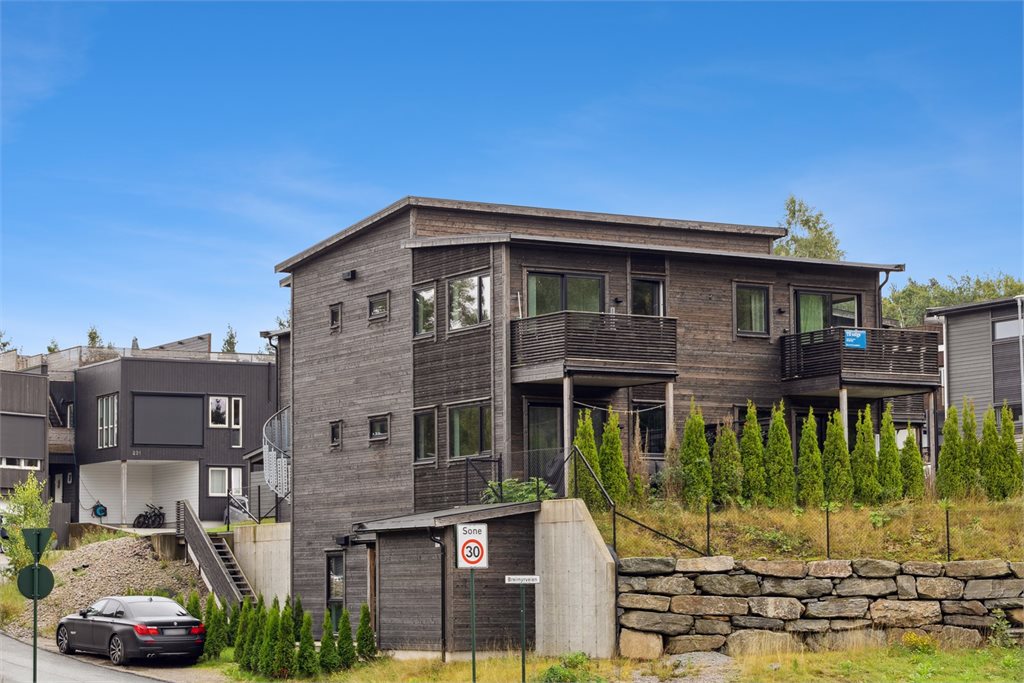 Sentral beliggenhet på Hellemyr, det er nærhet til flotte turområder. Kollektivtransport med hyppige avganger like ved leiligheten.